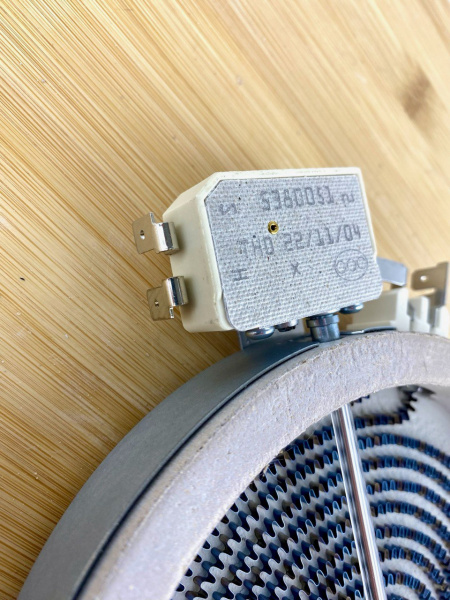 Конфорка 1200W Ø145mm Whirlpool Eika 481231018887 C00327340